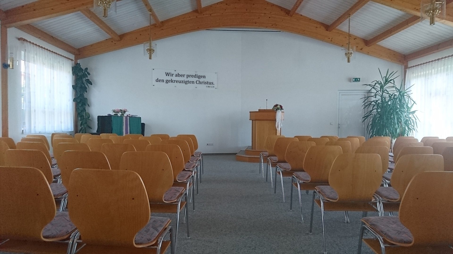 Gemeindesaal mit Blick zur Kanzel
